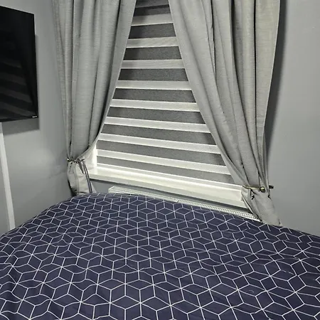 - House - Sleeps 6 - Parking - Garden * Манчестер