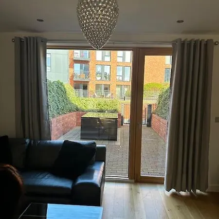 Spacious 3 Bed Modern House, Sleeps 6, Free Parking & Garden, Centre