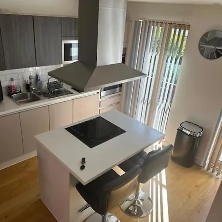Spacious 3 Bed Modern House, Sleeps 6, Free Parking & Garden, Centre * Manchester