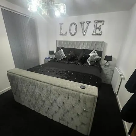 Spacious 3 Bed Modern House, Sleeps 6, Free Parking & Garden, Centre Tatil Evi *