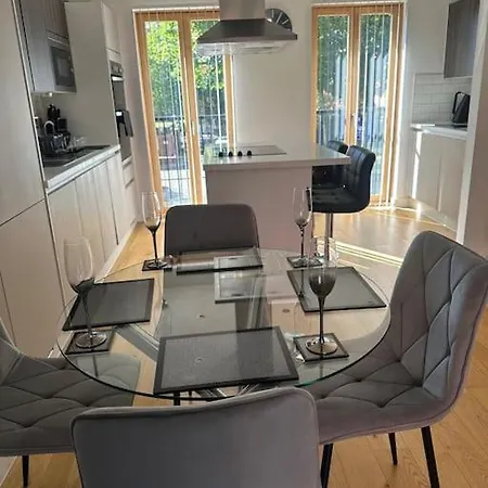 Spacious 3 Bed Modern House, Sleeps 6, Free Parking & Garden, Centre Tatil Evi Manchester