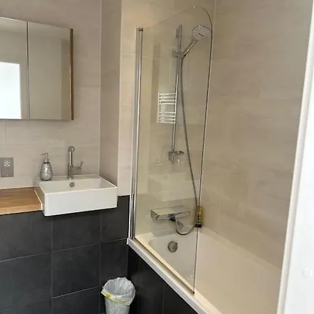 Spacious 3 Bed Modern House, Sleeps 6, Free Parking & Garden, Centre * Manchester