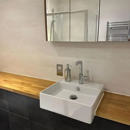 Spacious 3 Bed Modern House, Sleeps 6, Free Parking & Garden, Centre Tatil Evi