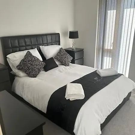 Tatil Evi Spacious 3 Bed Modern House, Sleeps 6, Free Parking & Garden, Centre