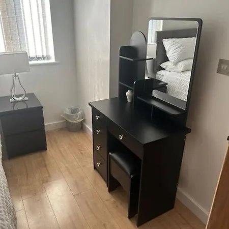 Tatil Evi Spacious 3 Bed Modern House, Sleeps 6, Free Parking & Garden, Centre Manchester