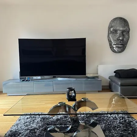 Luxury Modern Town House, Centre, Free Secured Parking *