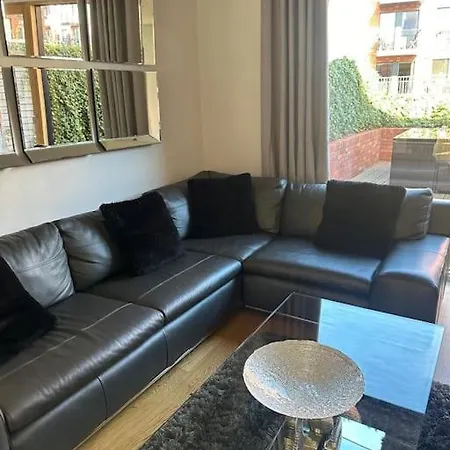 Tatil Evi Spacious 3 Bed Modern House, Sleeps 6, Free Parking & Garden, Centre