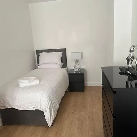 Spacious 3 Bed Modern House, Sleeps 6, Free Parking & Garden, Centre *