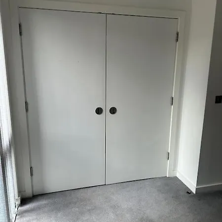 Spacious 3 Bed Modern House, Sleeps 6, Free Parking & Garden, Centre Manchester