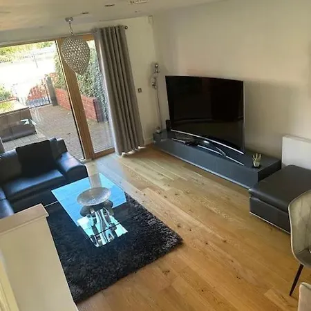 Spacious 3 Bed Modern House, Sleeps 6, Free Parking & Garden, Centre * Manchester