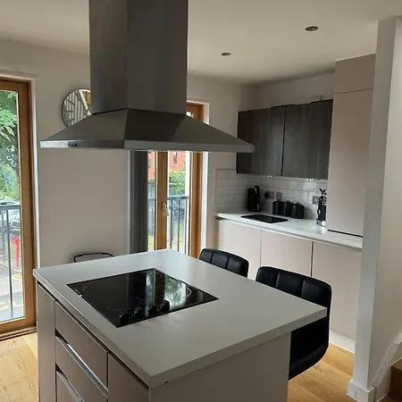 Spacious 3 Bed Modern House, Sleeps 6, Free Parking & Garden, Centre