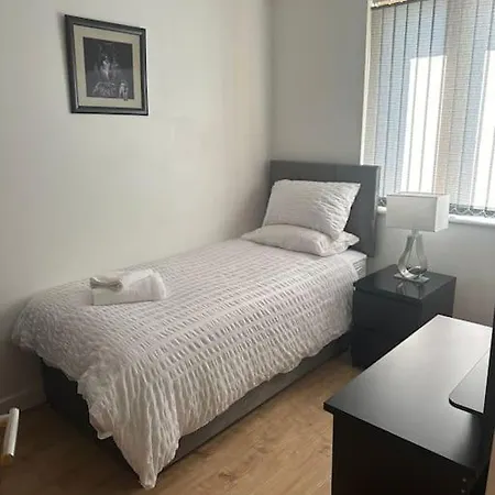 Tatil Evi Spacious 3 Bed Modern House, Sleeps 6, Free Parking & Garden, Centre *