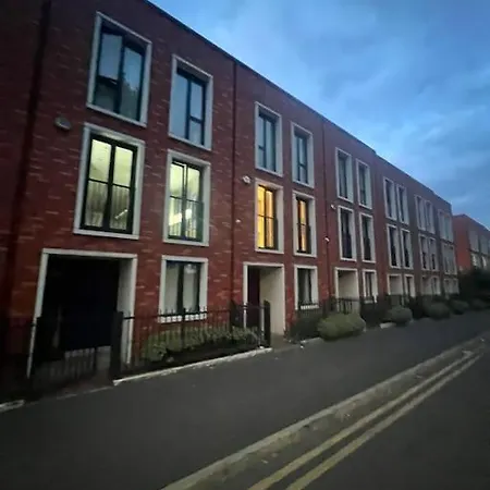 Luxury Modern Town House, Centre, Free Secured Parking Vakantiehuis Manchester