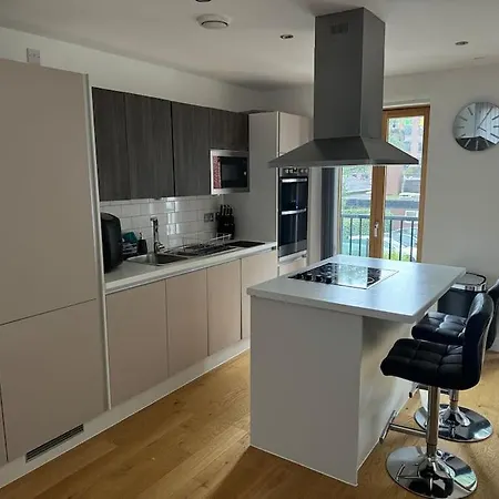 Tatil Evi Spacious 3 Bed Modern House, Sleeps 6, Free Parking & Garden, Centre Manchester