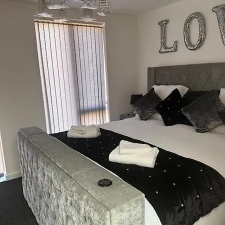 Spacious 3 Bed Modern House, Sleeps 6, Free Parking & Garden, Centre Manchester