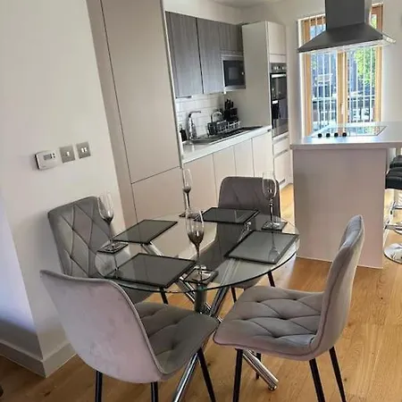 Spacious 3 Bed Modern House, Sleeps 6, Free Parking & Garden, Centre