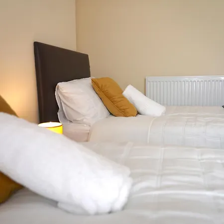 Peaceful Cosy 2 Bed House In * Manchester