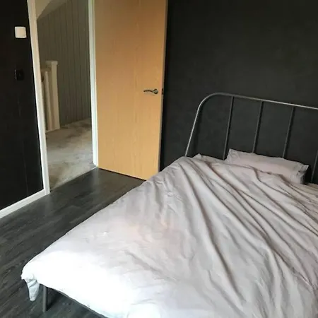 Villa Riverside Gem In The City *