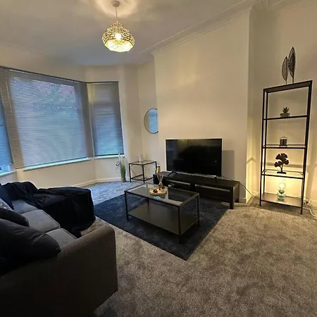 Holiday home Cosy House Near Etihad And Coop Live
