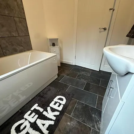 Cosy House Near Etihad And Coop Live