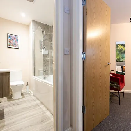 Welcoming One-bedroom Flat - Perfect For Extended In Salford By Av Hughes