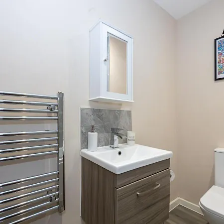 Welcoming One-bedroom Flat - Perfect For Extended In Salford By Av Hughes Apartment Manchester