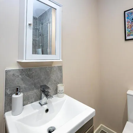 Apartment Welcoming One-bedroom Flat - Perfect For Extended In Salford By Av Hughes Manchester