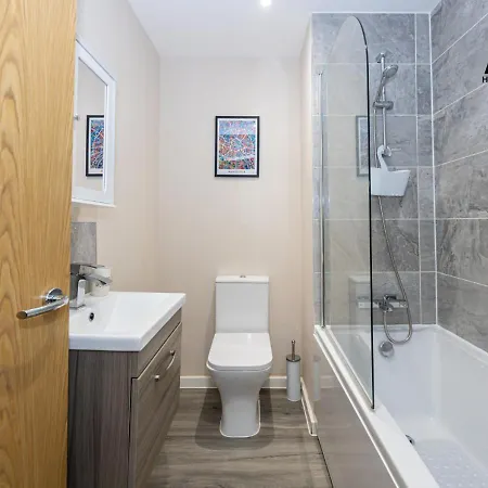 Welcoming One-bedroom Flat - Perfect For Extended In Salford By Av Hughes *
