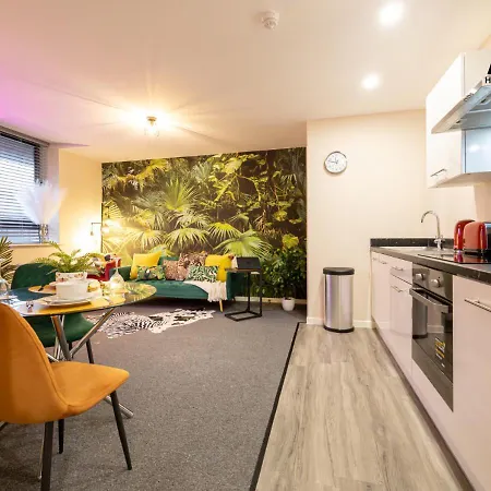 Welcoming One-bedroom Flat - Perfect For Extended In Salford By Av Hughes