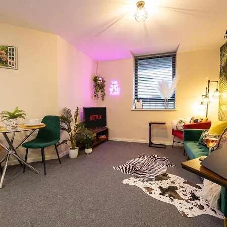 Welcoming One-bedroom Flat - Perfect For Extended In Salford By Av Hughes Apartment *