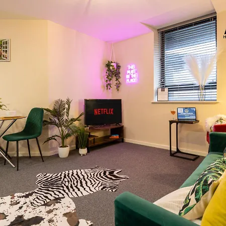 Welcoming One-bedroom Flat - Perfect For Extended In Salford By Av Hughes *