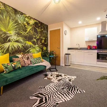 Welcoming One-bedroom Flat - Perfect For Extended In Salford By Av Hughes Apartment