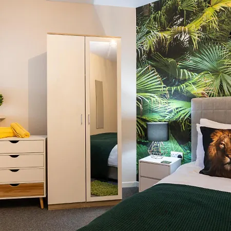 Welcoming One-bedroom Flat - Perfect For Extended In Salford By Av Hughes Manchester