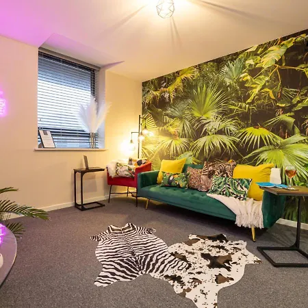 Welcoming One-bedroom Flat - Perfect For Extended In Salford By Av Hughes Apartment *