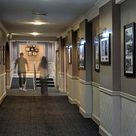 Cresta Court Hotel