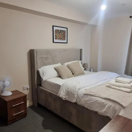 Entire 2 Bedroom And 2 Bathroom In -free Underground Parking Manchester