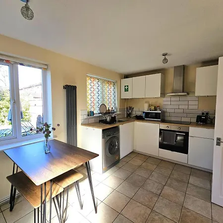 Hébergement de vacances 2 Bedroom Family With Back Garden In Salford!