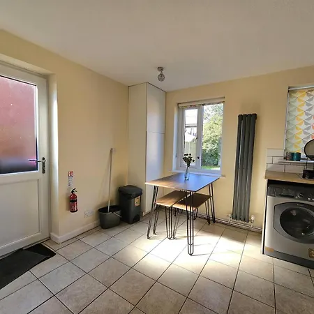 2 Bedroom Family With Back Garden In Salford! Hébergement de vacances *