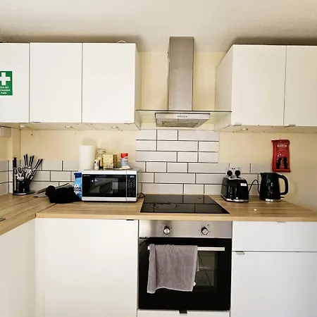 2 Bedroom Family With Back Garden In Salford! * Manchester