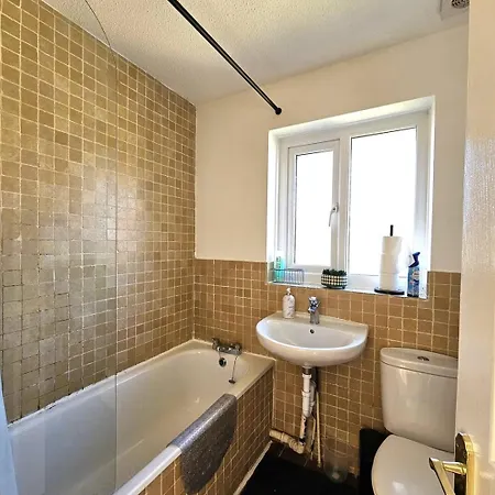 2 Bedroom Family With Back Garden In Salford! Hébergement de vacances