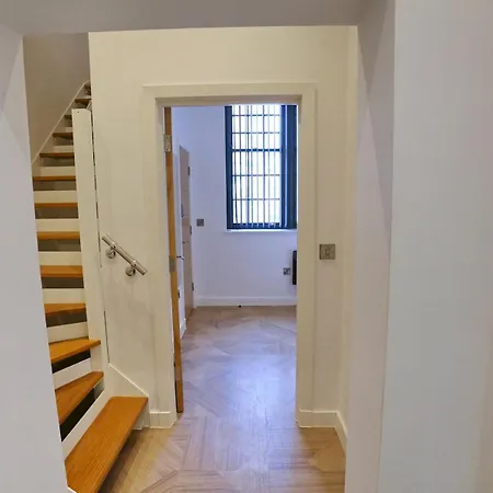 Flat 205 - Duplex Flat Perfect For Couples - Walk To Pass The Keys Apartment *