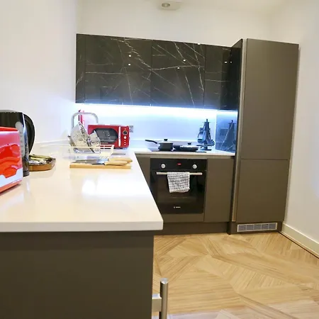Apartment Flat 205 - Duplex Flat Perfect For Couples - Walk To Pass The Keys