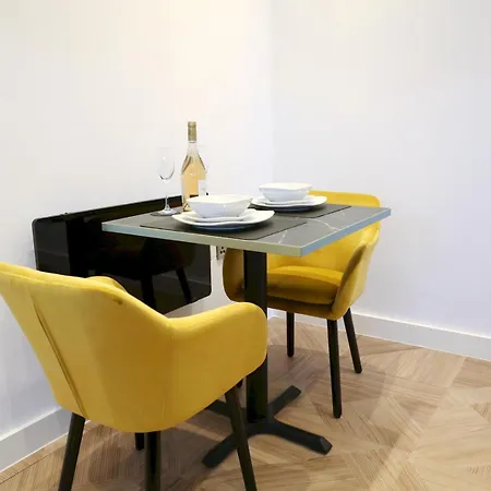 Apartment Flat 205 - Duplex Flat Perfect For Couples - Walk To Pass The Keys