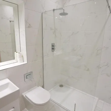 Flat 205 - Duplex Flat Perfect For Couples - Walk To Pass The Keys