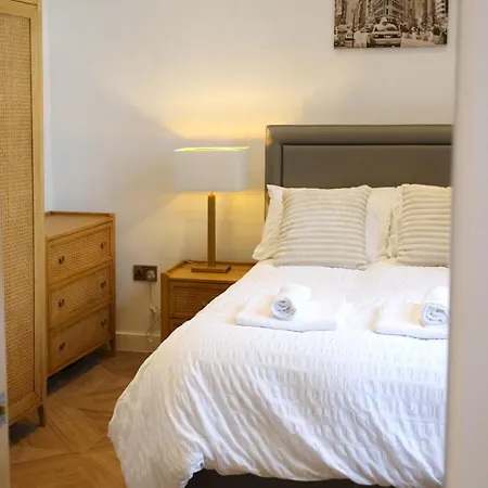 Flat 205 - Duplex Flat Perfect For Couples - Walk To Pass The Keys *