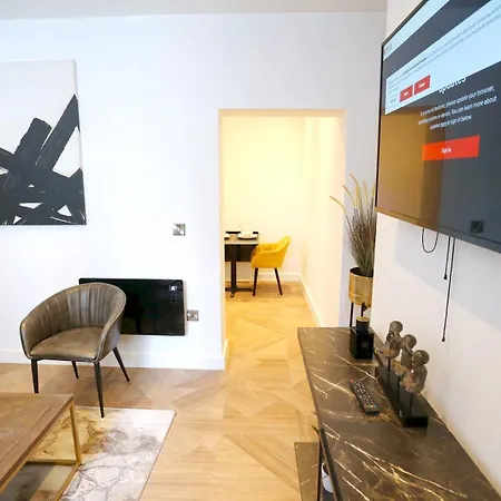 Flat 205 - Duplex Flat Perfect For Couples - Walk To Pass The Keys Apartment *