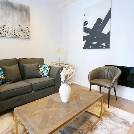 Flat 205 - Duplex Flat Perfect For Couples - Walk To Pass The Keys Apartment