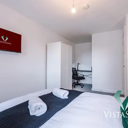 Nyaraló Large 5bdr House By Vista Short Lets & Serviced Salford With Pool Table, Ps4 & Private Parking