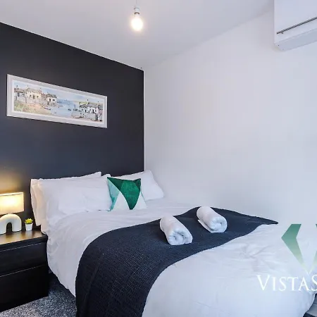 Large 5bdr House By Vista Short Lets & Serviced Salford With Pool Table, Ps4 & Private Parking