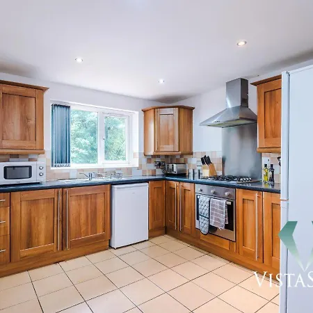 Large 5bdr House By Vista Short Lets & Serviced Salford With Pool Table, Ps4 & Private Parking * Manchester